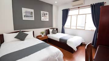 Habitación triple básica, varias camas | Caja de seguridad en la habitación, wifi gratis y ropa de cama