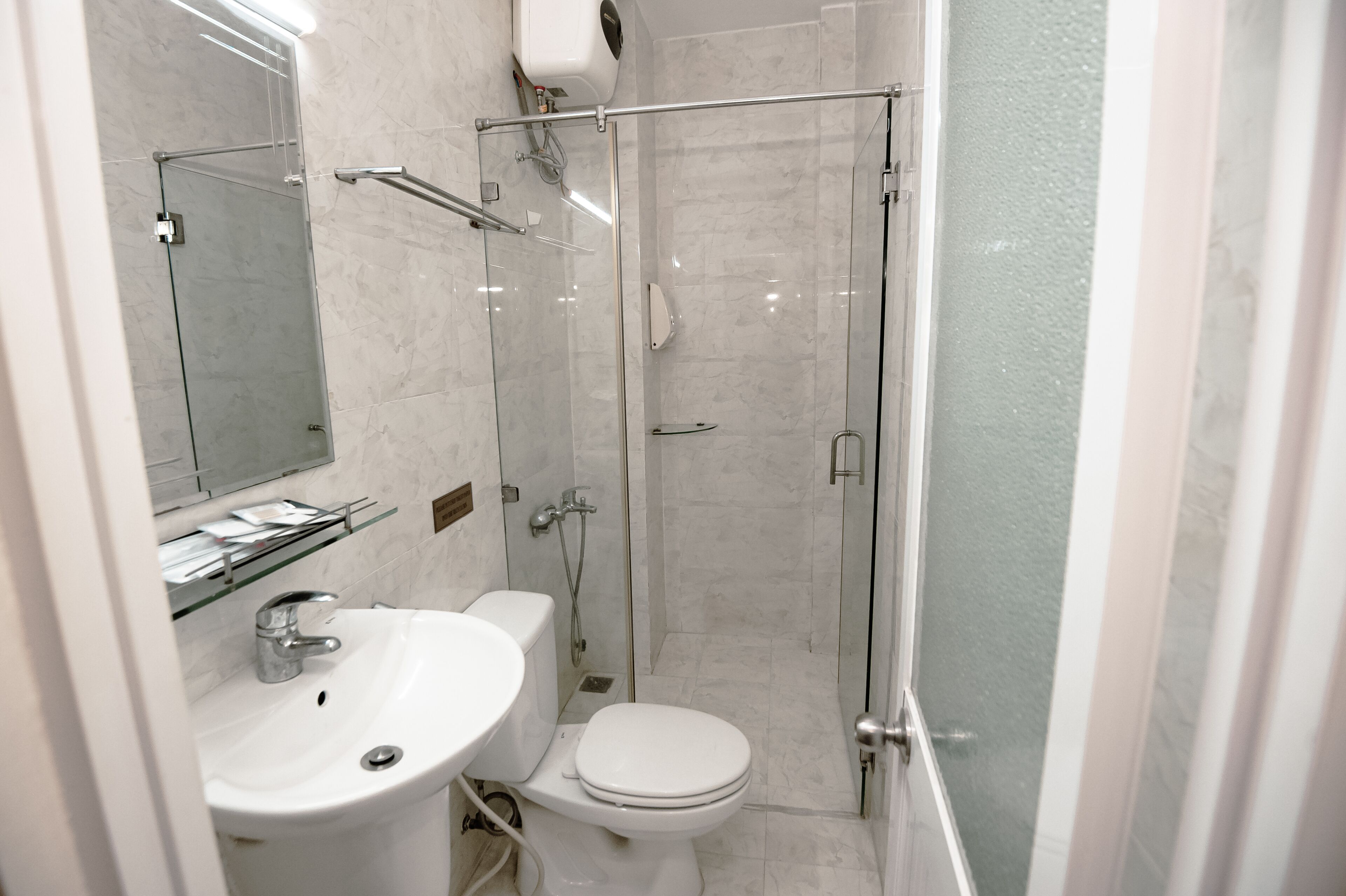 Quarto triplo básico, várias camas | Banheiro | Chuveiro, bidê, toalhas de banho 