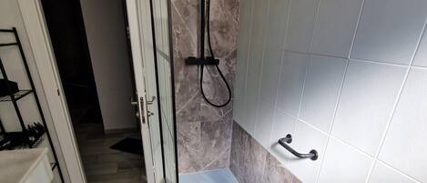 Suihku, hiustenkuivaaja, sampoo