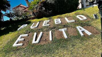 Un área verde con las palabras "PUEBLO EUITA" escritas en letras blancas.