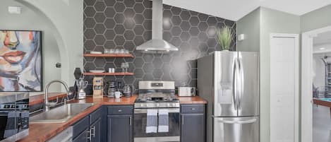 Refrigerador, microondas, horno y parrilla de estufa