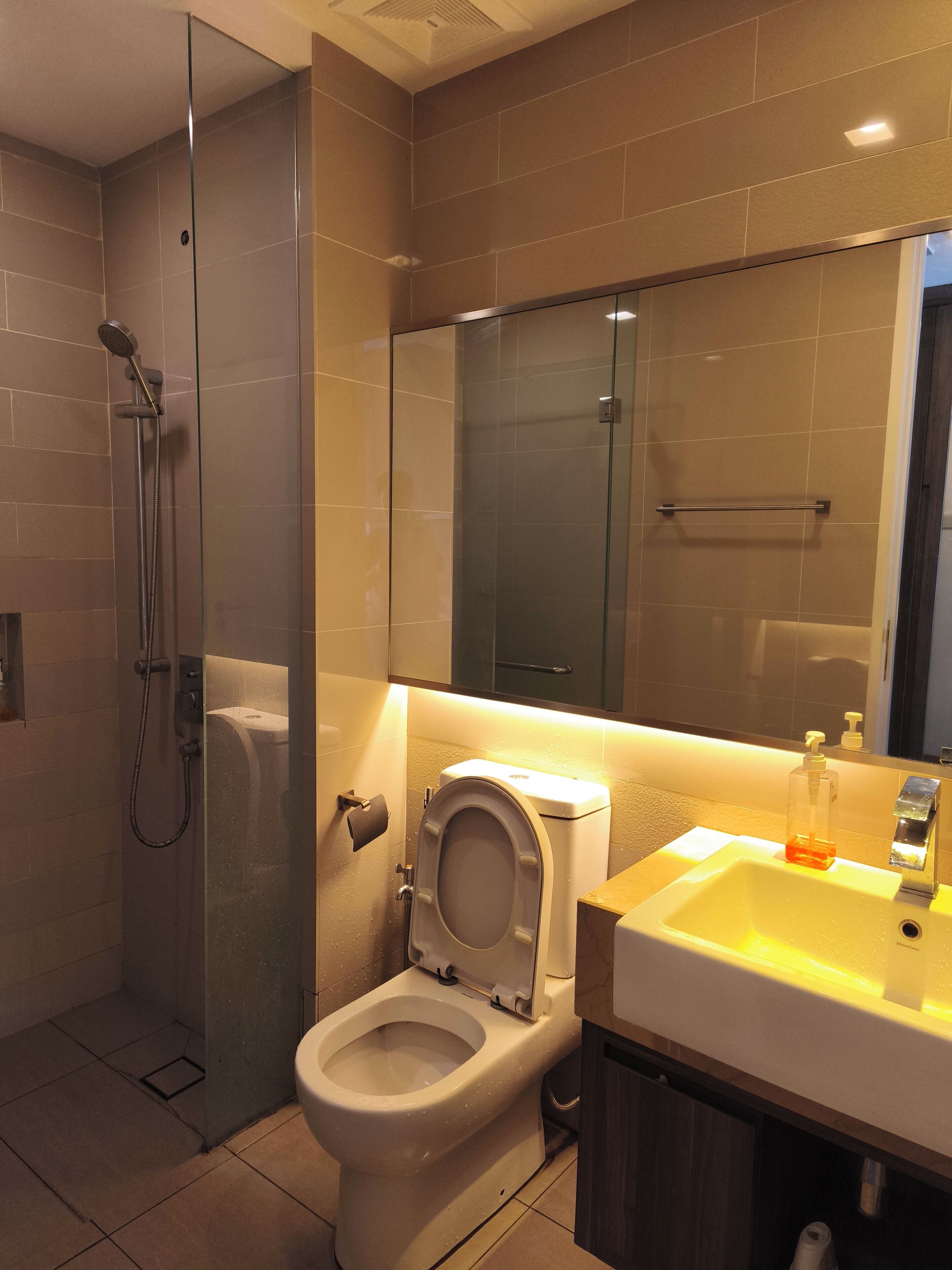 Superior Apartment, City View | Bathroom | Shower, rainfall showerhead, hair dryer, bidet