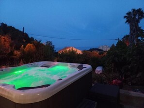 Outdoor spa tub