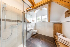 Perhehuoneisto | Kylpyhuone | Suihku, hiustenkuivaaja, pyyhkeet, vessapaperi