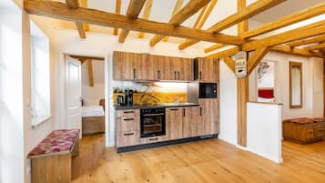 Refrigerador, placa de cocina, silla alta para bebés, mesa de comedor