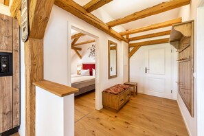 Familienapartment | Wohnbereich | 43-Zoll-Fernseher mit Satellitenempfang