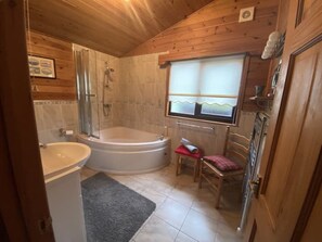 Douche, sèche-cheveux, serviettes fournies, savon