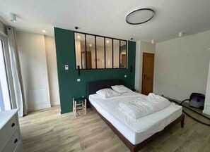 4 bedrooms, desk, iron/ironing board, travel cot