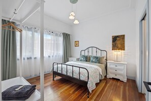 4 bedrooms, iron/ironing board, WiFi, bed sheets