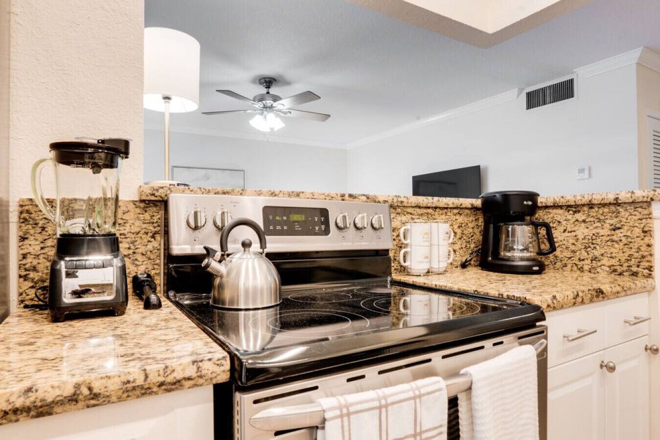 Kjøleskap, mikrobølgeovn, ovn og kokeplater