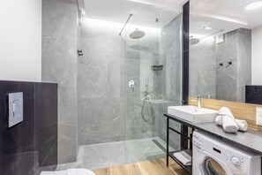 Douche, sĂšche-cheveux, serviettes fournies, savon