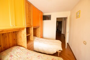 3 bedrooms, travel crib, WiFi, bed sheets