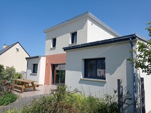 Outdoor dining - Maison Moderne à 5 Minutes des Plages (Plomodiern)