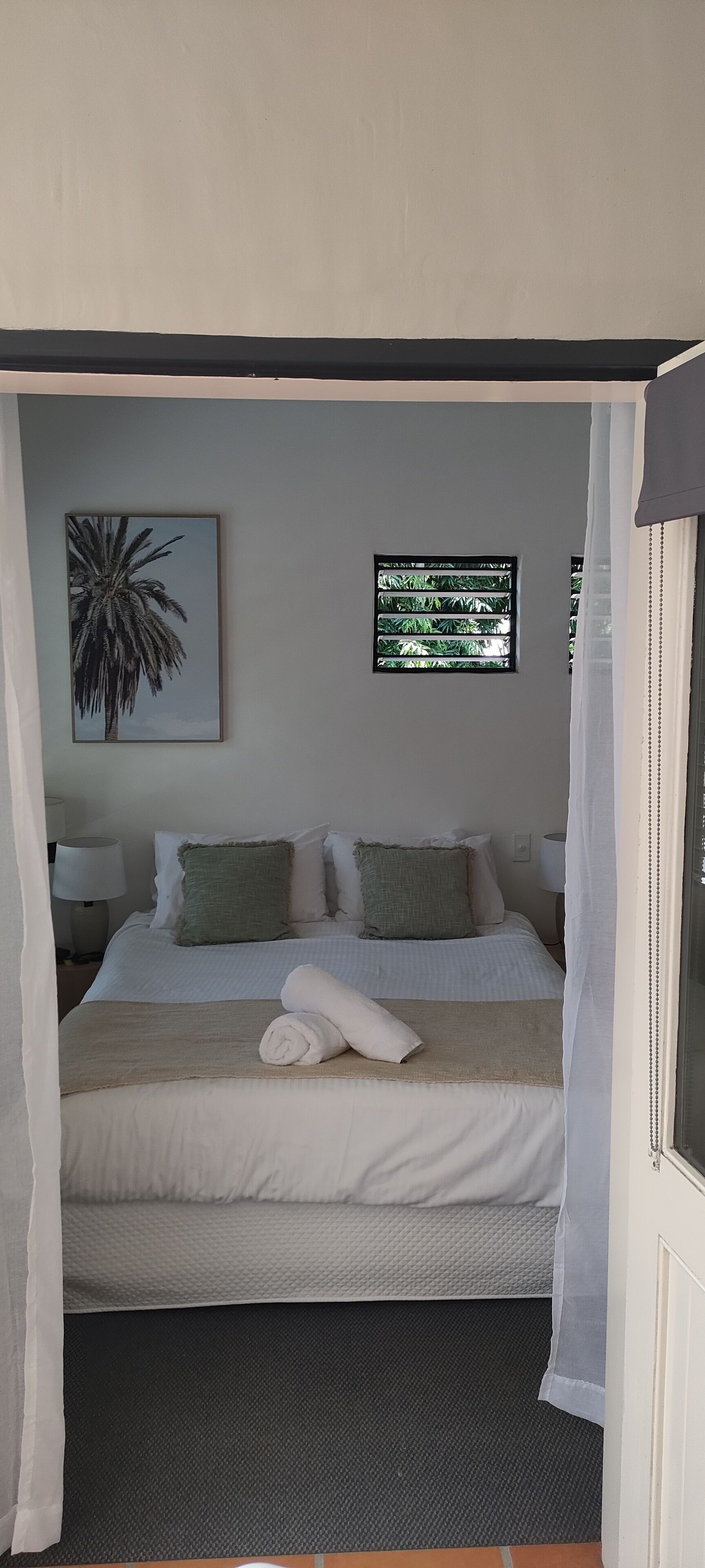 11 on the Reef. Two Bedroom Pool View Apartment