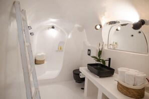 Suihku, hiustenkuivaaja, pyyhkeet, saippua