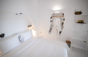 2 bedrooms, in-room safe, desk, iron/ironing board