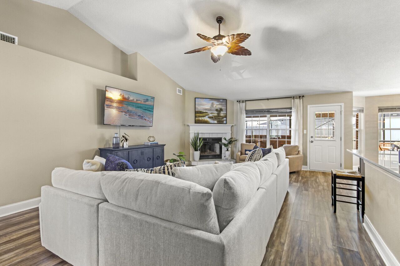 Poolside Retreat + Hot Tub 5 min to Beach