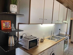 Een koelkast, een microgolfoven, een oven, een kookplaat