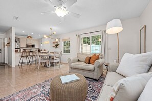 Smart TV, libros y oficina 