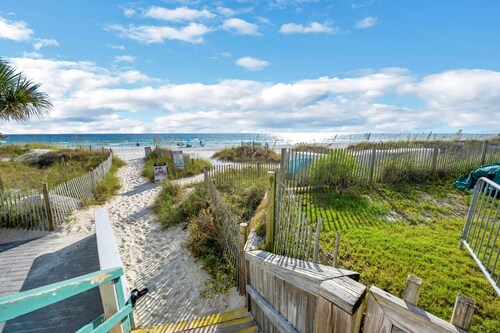 SUN-DAZE | Renovated 3bed Home & WALK TO BEACH!