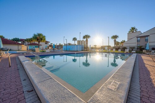 SUN-DAZE | Renovated 3bed Home & WALK TO BEACH!