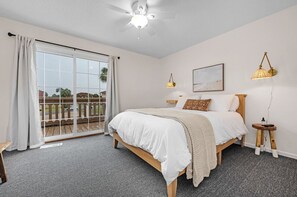 Escritorio, tabla de planchar con plancha, cuna de viaje y wifi gratis 