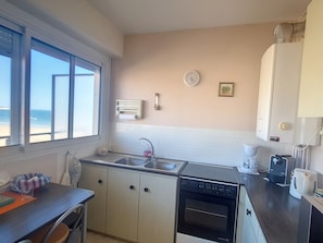 Fridge, microwave, stovetop, coffee/tea maker - 2-Room Apartment with Balcony and Parking - Les Sables-d'Olonne (Les Sables-d'Olonne)