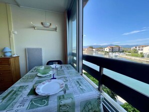 Dining - Studio with Pool, A/C, Parking near the Beach in St Cyprien (Saint-Cyprien)