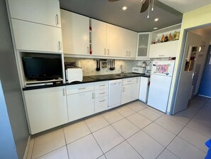 Fridge, microwave, oven, dishwasher - Studio with Pool, A/C, Parking near the Beach in St Cyprien (Saint-Cyprien)