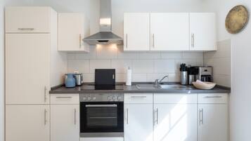 Geladeira, micro-ondas, fogão, cooktop