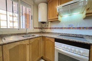 Fridge, microwave, oven, stovetop - Welcome to this beautiful holiday flat in Marina d'Or! This is the place where your holiday dreams come true.Imagine waking up every morning to the gentle murmur of the sea waves right outside your window. This three-bedroom flat is located on the beachf (OROPESA)