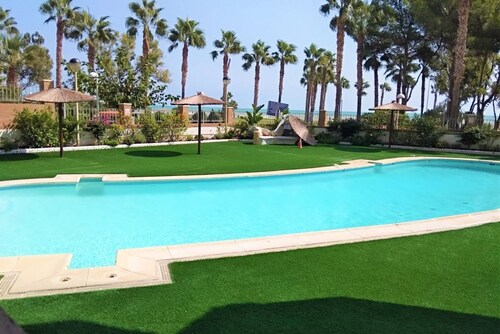 Bienvenue dans ce magnifique appartement de vacances à Marina d'Or ! C'est ici que vos rêves de vacances deviennent réalité.Imaginez que vous vous réveillez chaque matin avec le doux murmure des vagues de la mer juste derrière votre fenêtre. Cet a