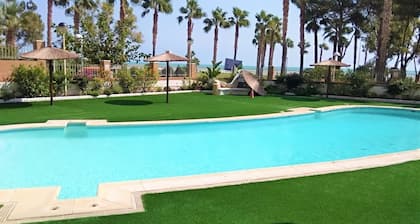 Bienvenue dans ce magnifique appartement de vacances à Marina d'Or ! C'est ici que vos rêves de vacances deviennent réalité.Imaginez que vous vous réveillez chaque matin avec le doux murmure des vagues de la mer juste derrière votre fenêtre. Cet a