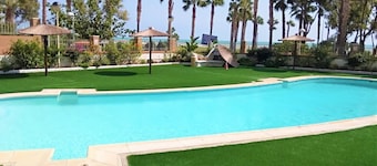 Welcome to this beautiful holiday flat in Marina d'Or! This is the place where your holiday dreams come true.Imagine waking up every morning to the gentle murmur of the sea waves right outside your window. This three-bedroom flat is located on the beachf