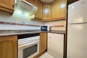 Køleskab, mikrobølgeovn, ovn, kogeplade