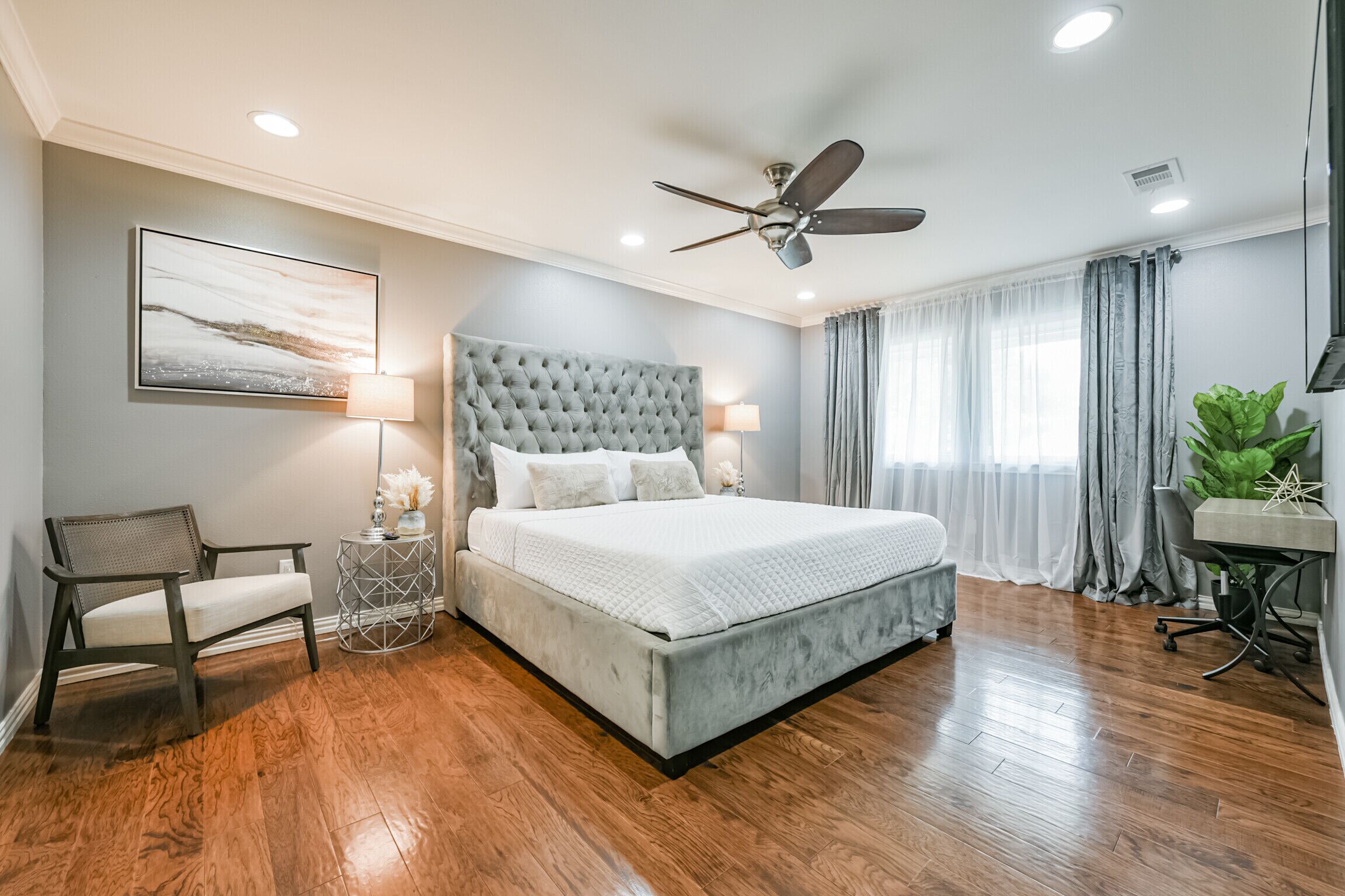 Comfortable 4 bedroom Home fully fence backyard, Pet Friendly