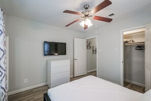 3 habitaciones, tabla de planchar con plancha, wifi y ropa de cama 