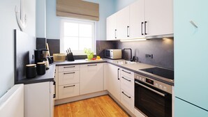 Une cuisine moderne avec des meubles blancs, un réfrigérateur Bosch, un four à micro-ondes, une machine à café et une fenêtre avec des stores.