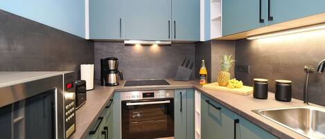 Køleskab, mikrobølgeovn, ovn, kogeplade