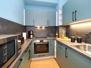 Køleskab, mikrobølgeovn, ovn, kogeplade