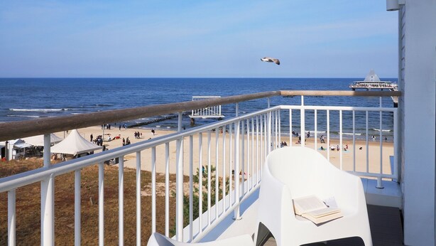 A balcony with a view of the beach and ocean. - Vacation apartment with 1 bedroom and balcony facing the lake (Seebad Heringsdorf)