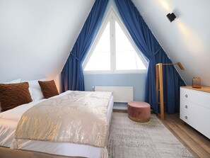2 bedrooms, free WiFi, bed sheets - Vacation apartment with 2 bedrooms and balcony facing the lake (Seebad Heringsdorf)