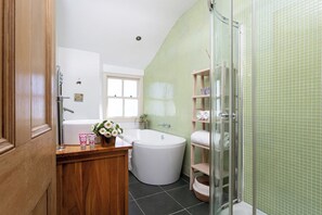 Dusche, umweltfreundliche Kosmetikartikel, Haartrockner, Handtücher