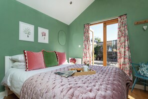 3 bedrooms, iron/ironing board, free WiFi, bed sheets - NEW! Stylish period cottage near town with log burner, parking, garden. (Kendal)