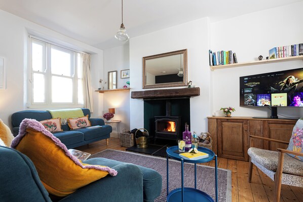 Smart TV, chimenea y libros 
