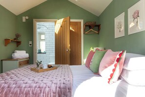 3 bedrooms, iron/ironing board, free WiFi, bed sheets - NEW! Stylish period cottage near town with log burner, parking, garden. (Kendal)