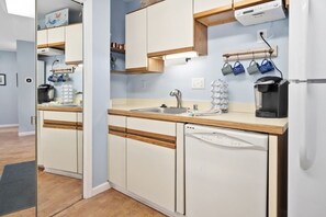 Mikrobølgeovn, kogeplade, opvaskemaskine, brødrister