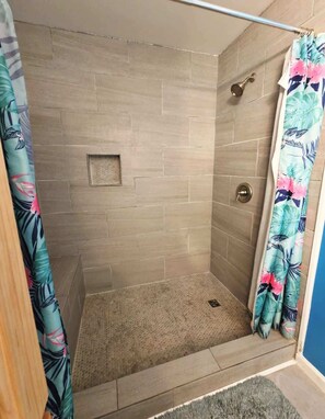 Dusche, Haartrockner, Handtücher, Shampoo