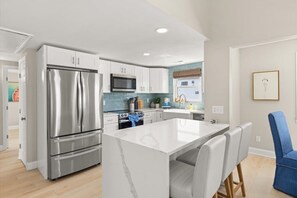 Jääkaappi, mikroaaltouuni, uuni, liesi