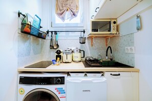 Réfrigérateur, micro-ondes, plaque de cuisson, cafetière/bouilloire